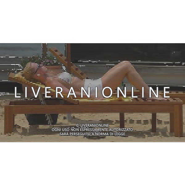 SHANGHAI, June 9, 2011 A tourist enjoys the sun bath on the man made beach in Shanghai, east China, June 9, 2011. Local weather station issued a high temperature warning on Thursday. The high temperature in Shanghai on Thursday reached 37 degrees centigrade. (zhs) Turisti si godono il sole su una spiaggia artificiale a Shanghai, Cina orientale - Sabbia - Sdraio - Abbronzarsi - AG. ALDO LIVERANI SAS - ITALY ONLY *** Local Caption *** .