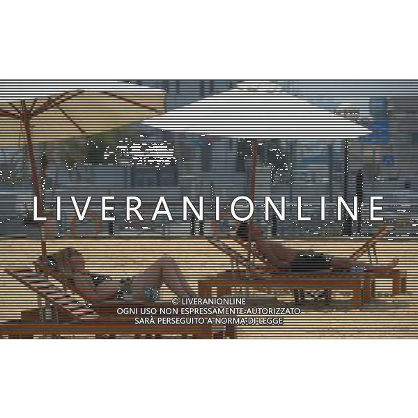 SHANGHAI, June 9, 2011 Tourists rest under umbrellas at an artificial beach in Shanghai, east China, June 9, 2011. The local meteorologic department issued an orange level high temperature alert here on Thursday, as the highest temperature has surpassed 37 degrees celsius. (/Niu Yixin) (cxy) Turisti si godono il sole su una spiaggia artificiale a Shanghai, Cina orientale - Sabbia - Sdraio - Abbronzarsi - AG. ALDO LIVERANI SAS - ITALY ONLY *** Local Caption *** .