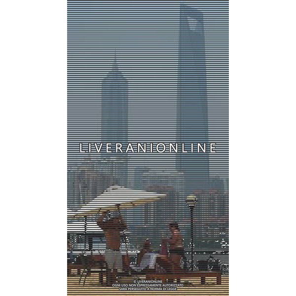 SHANGHAI, June 9, 2011 Tourists enjoy themselves at an artificial beach in Shanghai, east China, June 9, 2011. The local meteorologic department issued an orange level high temperature alert here on Thursday, as the highest temperature has surpassed 37 degrees celsius. (/Niu Yixin) (cxy) Turisti si godono il sole su una spiaggia artificiale a Shanghai, Cina orientale - Sabbia - Sdraio - Abbronzarsi - AG. ALDO LIVERANI SAS - ITALY ONLY *** Local Caption *** .