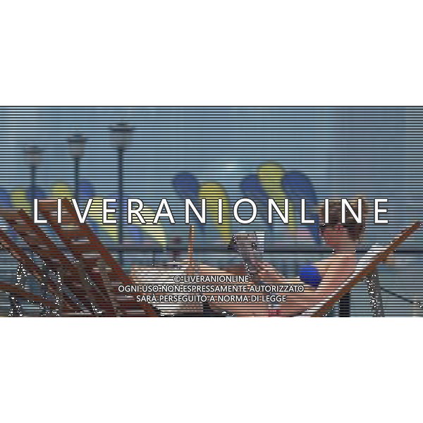 SHANGHAI, June 9, 2011 A woman enjoys sunbathe at an artificial beach in Shanghai, east China, June 9, 2011. The local meteorologic department issued an orange level high temperature alert here on Thursday, as the highest temperature has surpassed 37 degrees celsius. (/Niu Yixin) (cxy) Turisti si godono il sole su una spiaggia artificiale a Shanghai, Cina orientale - Sabbia - Sdraio - Abbronzarsi - AG. ALDO LIVERANI SAS - ITALY ONLY *** Local Caption *** .