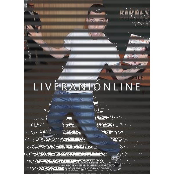 Stephen \'Steve-O\' Glover Signs Copies Of \'Professional Idiot\' at Barnes and Noble on June 8, 2011 in New York City. Steve-O (nato Stephen Gilchrist Glover, 13 giugno 1974) stunt performer americano e personaggio televisivo , presenta il suo ,libro \' Professional Idiot \' AG. ALDO LIVERANI SAS - ITALY ONLY *** Local Caption *** .