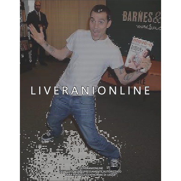 Stephen \'Steve-O\' Glover Signs Copies Of \'Professional Idiot\' at Barnes and Noble on June 8, 2011 in New York City. Steve-O (nato Stephen Gilchrist Glover, 13 giugno 1974) stunt performer americano e personaggio televisivo , presenta il suo ,libro \' Professional Idiot \' AG. ALDO LIVERANI SAS - ITALY ONLY *** Local Caption *** .