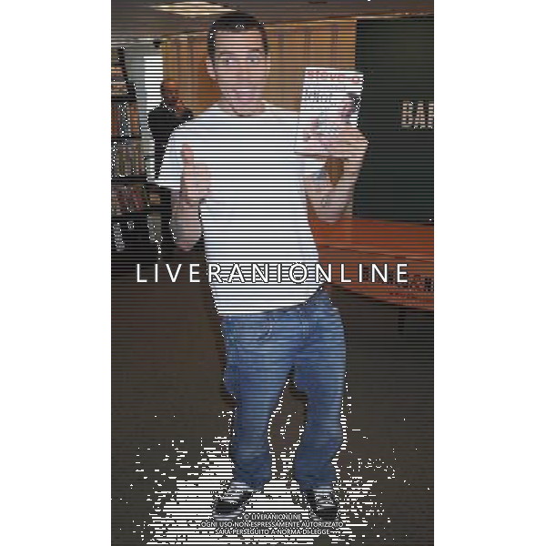 Stephen \'Steve-O\' Glover Signs Copies Of \'Professional Idiot\' at Barnes and Noble on June 8, 2011 in New York City. Steve-O (nato Stephen Gilchrist Glover, 13 giugno 1974) stunt performer americano e personaggio televisivo , presenta il suo ,libro \' Professional Idiot \' AG. ALDO LIVERANI SAS - ITALY ONLY *** Local Caption *** .