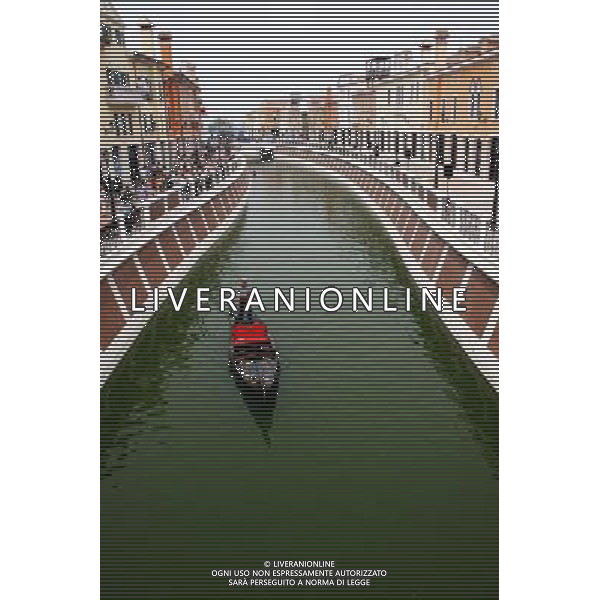 TIANJIN, June 9, 2011 A gondola is seen at Tianjin Florence Town Outlets in Wuqing District of north China\'s Tianjin Municipality, June 9, 2011. Tianjin Florence Town Outlets covers an area of some 200,000 square meters, attracted shops of many world famous brands. The Italian style shopping center, with an investment of 220 million US dollars, opens to public on Thursday. (/Liu Jiaqi) (zhs) Firenze Outlet Town in Wuqing distretto del nord della Cina Municipalitˆ di Tianjin . La Cittˆ si estende su una superficie di circa 200.000 metri quadrati, ed ha negozi di marchi di fama mondiale. Il centro commerciale in stile italiano  statoha avuto con un investimento di 220 milioni di dollari .AG. ALDO LIVERANI SAS - ITALY ONLY *** Local Caption *** .