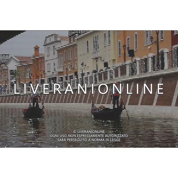 TIANJIN, June 9, 2011 Two gondolas are seen at Tianjin Florence Town Outlets in Wuqing District of north China\'s Tianjin Municipality, June 9, 2011. Tianjin Florence Town Outlets covers an area of some 200,000 square meters, attracted shops of many world famous brands. The Italian style shopping center, with an investment of 220 million US dollars, opens to public on Thursday. (/Liu Jiaqi) (zhs) Firenze Outlet Town in Wuqing distretto del nord della Cina Municipalitˆ di Tianjin . La Cittˆ si estende su una superficie di circa 200.000 metri quadrati, ed ha negozi di marchi di fama mondiale. Il centro commerciale in stile italiano  statoha avuto con un investimento di 220 milioni di dollari .AG. ALDO LIVERANI SAS - ITALY ONLY *** Local Caption *** .