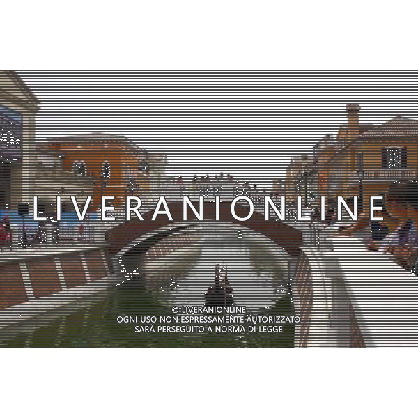 TIANJIN, June 9, 2011 People shop at Tianjin Florence Town Outlets in Wuqing District of north China\'s Tianjin Municipality, June 9, 2011. Tianjin Florence Town Outlets covers an area of some 200,000 square meters, attracted shops of many world famous brands. The Italian style shopping center, with an investment of 220 million US dollars, opens to public on Thursday. (/Liu Jiaqi) (zhs) Firenze Outlet Town in Wuqing distretto del nord della Cina Municipalitˆ di Tianjin . La Cittˆ si estende su una superficie di circa 200.000 metri quadrati, ed ha negozi di marchi di fama mondiale. Il centro commerciale in stile italiano  statoha avuto con un investimento di 220 milioni di dollari .AG. ALDO LIVERANI SAS - ITALY ONLY *** Local Caption *** .