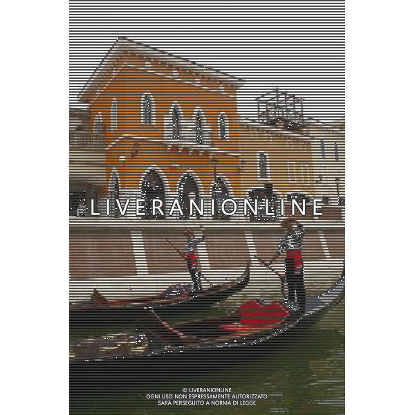 TIANJIN, June 9, 2011 Two gondoliers wave at Tianjin Florence Town Outlets in Wuqing District of north China\'s Tianjin Municipality, June 9, 2011. Tianjin Florence Town Outlets covers an area of some 200,000 square meters, attracted shops of many world famous brands. The Italian style shopping center, with an investment of 220 million US dollars, opens to public on Thursday. (/Liu Jiaqi) (zhs) Firenze Outlet Town in Wuqing distretto del nord della Cina Municipalitˆ di Tianjin . La Cittˆ si estende su una superficie di circa 200.000 metri quadrati, ed ha negozi di marchi di fama mondiale. Il centro commerciale in stile italiano  statoha avuto con un investimento di 220 milioni di dollari .AG. ALDO LIVERANI SAS - ITALY ONLY *** Local Caption *** .