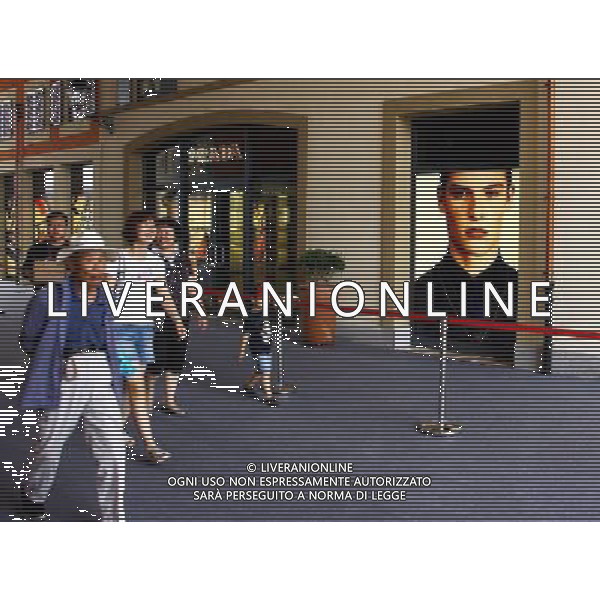 TIANJIN, June 9, 2011 People shop at Tianjin Florence Town Outlets in Wuqing District of north China\'s Tianjin Municipality, June 9, 2011. Tianjin Florence Town Outlets covers an area of some 200,000 square meters, attracted shops of many world famous brands. The Italian style shopping center, with an investment of 220 million US dollars, opens to public on Thursday. (/Liu Jiaqi) (zhs) Firenze Outlet Town in Wuqing distretto del nord della Cina Municipalitˆ di Tianjin . La Cittˆ si estende su una superficie di circa 200.000 metri quadrati, ed ha negozi di marchi di fama mondiale. Il centro commerciale in stile italiano  statoha avuto con un investimento di 220 milioni di dollari .AG. ALDO LIVERANI SAS - ITALY ONLY *** Local Caption *** .