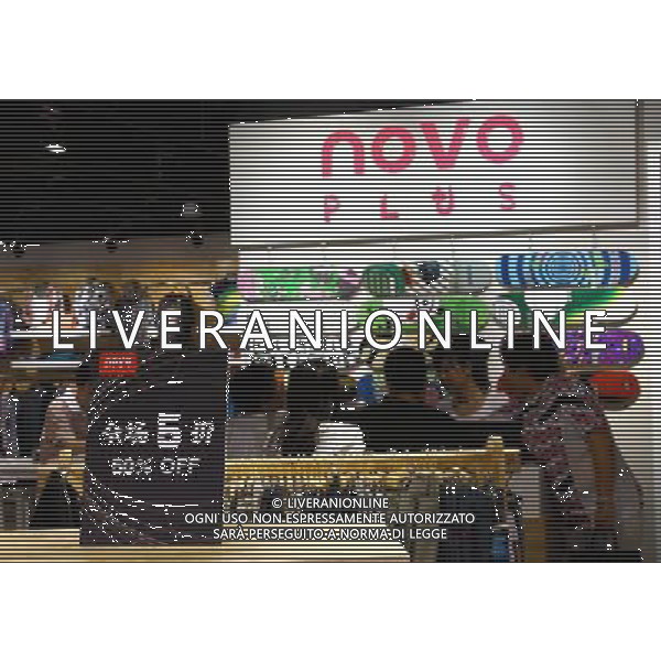 TIANJIN, June 9, 2011 People shop at Tianjin Florence Town Outlets in Wuqing District of north China\'s Tianjin Municipality, June 9, 2011. Tianjin Florence Town Outlets covers an area of some 200,000 square meters, attracted shops of many world famous brands. The Italian style shopping center, with an investment of 220 million US dollars, opens to public on Thursday. (/Liu Jiaqi) (zhs) Firenze Outlet Town in Wuqing distretto del nord della Cina Municipalitˆ di Tianjin . La Cittˆ si estende su una superficie di circa 200.000 metri quadrati, ed ha negozi di marchi di fama mondiale. Il centro commerciale in stile italiano  statoha avuto con un investimento di 220 milioni di dollari .AG. ALDO LIVERANI SAS - ITALY ONLY *** Local Caption *** .