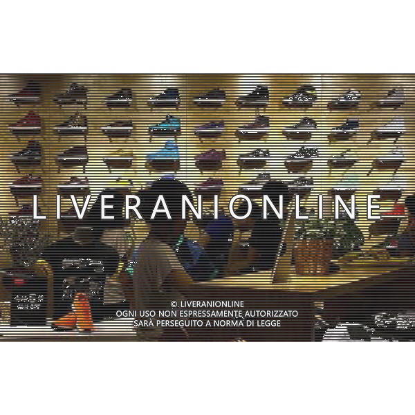 TIANJIN, June 9, 2011 People shop at Tianjin Florence Town Outlets in Wuqing District of north China\'s Tianjin Municipality, June 9, 2011. Tianjin Florence Town Outlets covers an area of some 200,000 square meters, attracted shops of many world famous brands. The Italian style shopping center, with an investment of 220 million US dollars, opens to public on Thursday. (/Liu Jiaqi) (zhs) Firenze Outlet Town in Wuqing distretto del nord della Cina Municipalitˆ di Tianjin . La Cittˆ si estende su una superficie di circa 200.000 metri quadrati, ed ha negozi di marchi di fama mondiale. Il centro commerciale in stile italiano  statoha avuto con un investimento di 220 milioni di dollari .AG. ALDO LIVERANI SAS - ITALY ONLY *** Local Caption *** .