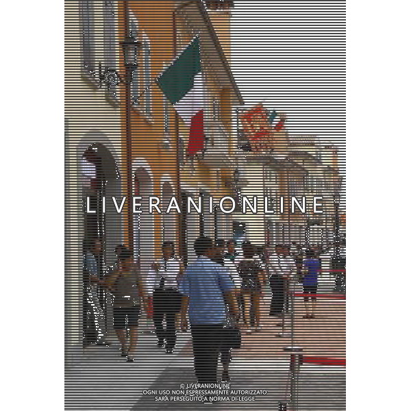 TIANJIN, June 9, 2011 People shop at Tianjin Florence Town Outlets in Wuqing District of north China\'s Tianjin Municipality, June 9, 2011. Tianjin Florence Town Outlets covers an area of some 200,000 square meters, attracted shops of many world famous brands. The Italian style shopping center, with an investment of 220 million US dollars, opens to public on Thursday. (/Liu Jiaqi) (zhs) Firenze Outlet Town in Wuqing distretto del nord della Cina Municipalitˆ di Tianjin . La Cittˆ si estende su una superficie di circa 200.000 metri quadrati, ed ha negozi di marchi di fama mondiale. Il centro commerciale in stile italiano  statoha avuto con un investimento di 220 milioni di dollari .AG. ALDO LIVERANI SAS - ITALY ONLY *** Local Caption *** .