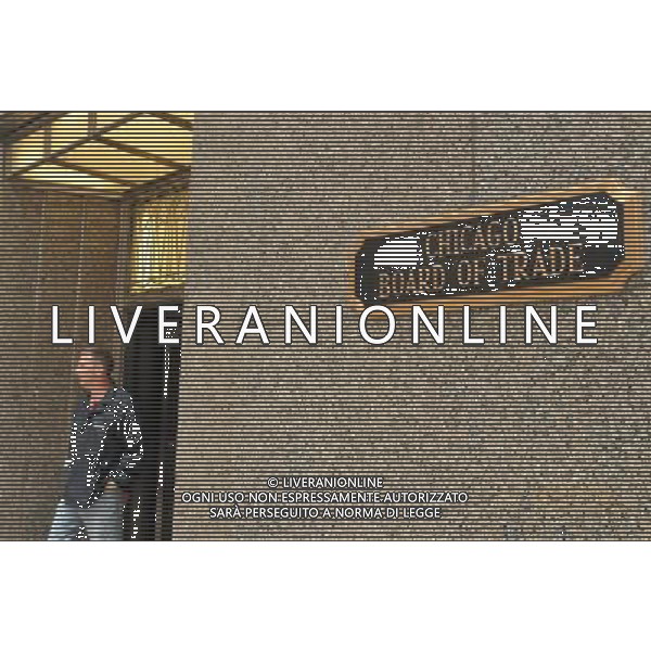 CHICAGO, June 9, 2011 A man stands outside the building of Chicago Board of Trade in Chicago, the United States, June 9, 2011. Terrence Duffy, chairman of CME Group Inc., said Wednesday that the Chicago based company was exploring a potential move of its corporate base, in response to a state tax hike on corporations, according to a report of Chicago Sun times. (/Jiang Xintong) (zw) Il palazzo del Chicago Board of Trade a Chicago, negli Stati Uniti .AG. ALDO LIVERANI SAS- ITALY ONLY *** Local Caption *** .