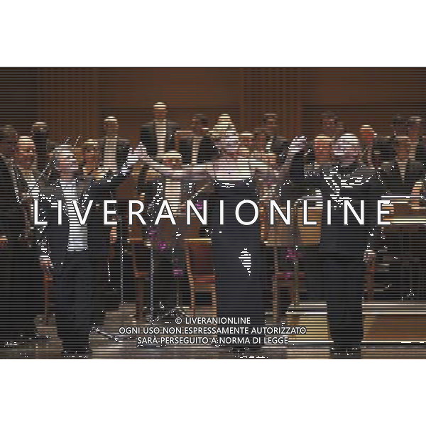 A picture released by the Spanish Royal Theatre shows (L-R) French tenor Jean-Paul Fouchecourt, English soprano Felicity Lott and French conductor Sylvain Cambreling salute after their performance at a concert in MadridÇs Royal Theatre on 9 June 2011 ©photoshot/Agenzia Aldo Liverani Sas - ITALY ONLY - Il tenore francese Jean-Paul Fouchecourt, il soprano inglese Felicity Lott e il francese Sylvain Cambreling si esibiscono in un concerto al Royal Theatre di Madrid 9 giugno 2011