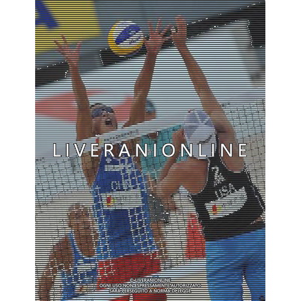 BEIJING, June 9, 2011 China\'s Xu Linyin (C) attempts to block America\'s Rosenthal during the men\'s match between China\'s Wu Xu and America\'s pair Gibb/Rosenthal at the 2011 FIVB Beach Volleyball Swatch World Tour Beijing Grand Slam in Beijing, capital of China, June 9, 2011. Wu Xu won 2 1 to enter the next round. (/Gong Lei)(hcs) VOLLEY - AG ALDO LIVERANI SAS - ITALY ONLY -