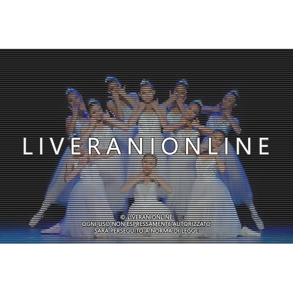 (110611) -- BUDAPEST, June 11, 2011 () -- Artists from Chinese Art Ensemble of the Handicapped perform dancing \'My Dream\' in Budapest, Hungary, June 10, 2011. (/Attila Volgyi) ©photoshot/Agenzia Aldo Liverani Sas - ITALY ONLY - Artisti cinesi si esibiscono nella danza \'My Dream \' a Budapest, Ungheria 10 giugno 2011.