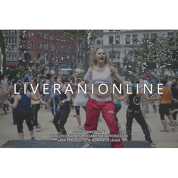 Exercisers participate in a Zumba class in Madison Square Park in New York on Monday, June 6, 2011 as part of the Parks \' Recreation Dept. BeFitNYC fitness activities. The city is offering a free or low cost programs to encourage physical activity and overall wellness in parks and recreation centers in the five boroughs and BeFitNYC on Facebook allows you to find, join and create group activities. (å© Richard B. Levine) /PHOTOSHOT/AG ALDO LIVERANI SAS - ITALY ONLY - *** Local Caption *** .