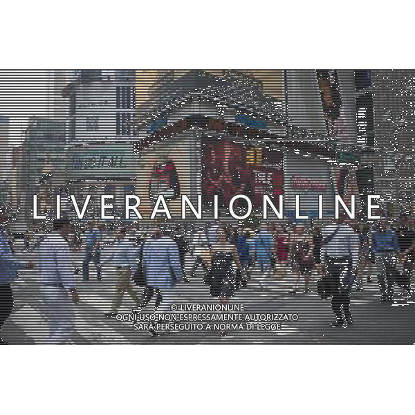 Crowds of pedestrians in New York cross 42nd street in Times Square on Thursday, June 9, 2011. (å© Richard B. Levine) /PHOTOSHOT/AG ALDO LIVERANI SAS - ITALY ONLY - *** Local Caption *** .