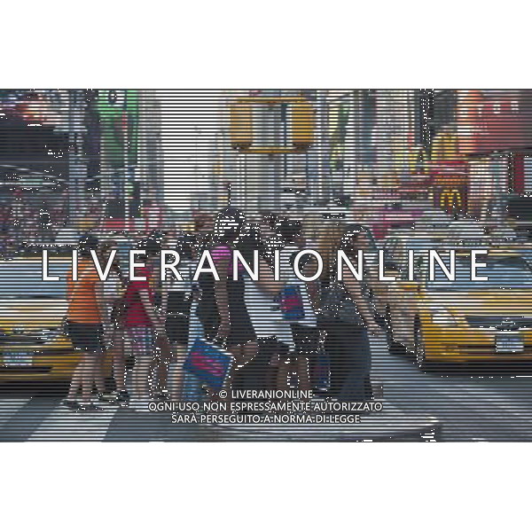 Crowds of pedestrians in New York cross an intersection in Times Square on Wednesday, June 8, 2011. (å© Richard B. Levine) /PHOTOSHOT/AG ALDO LIVERANI SAS - ITALY ONLY - *** Local Caption *** .
