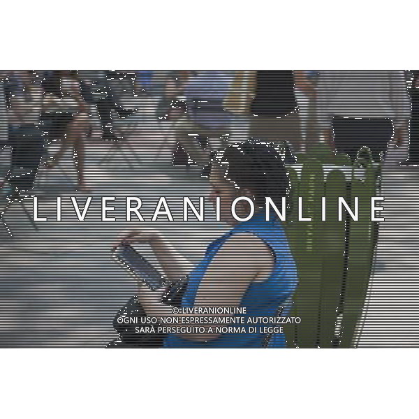 A reader uses her Barnes \' Noble Nook ereader in Bryant Park in New York on Thursday, June 9, 2011. (å© Richard B. Levine) /PHOTOSHOT/AG ALDO LIVERANI SAS - ITALY ONLY - *** Local Caption *** .