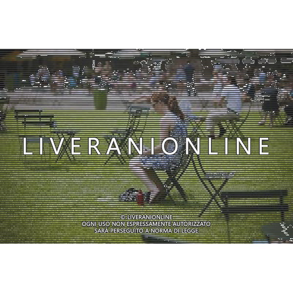 A reader uses her Amazon Kindle ereader in Bryant Park in New York on Thursday, June 9, 2011. (å© Richard B. Levine) /PHOTOSHOT/AG ALDO LIVERANI SAS - ITALY ONLY - *** Local Caption *** .