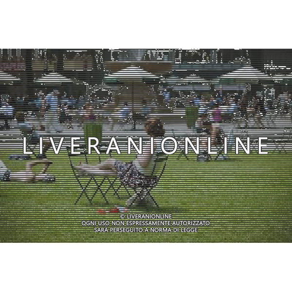 A reader uses her Amazon Kindle ereader in Bryant Park in New York on Thursday, June 9, 2011. (å© Richard B. Levine) /PHOTOSHOT/AG ALDO LIVERANI SAS - ITALY ONLY - *** Local Caption *** .