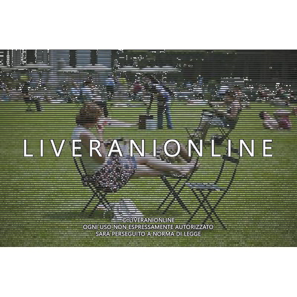 A reader uses her Amazon Kindle ereader in Bryant Park in New York on Thursday, June 9, 2011. (å© Richard B. Levine) /PHOTOSHOT/AG ALDO LIVERANI SAS - ITALY ONLY - *** Local Caption *** .