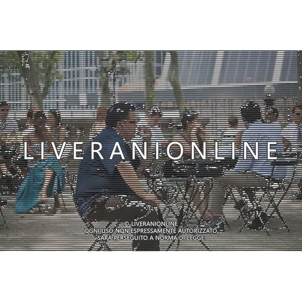 An Apple iPad user with his tablet computer in Bryant Park in New York on Thursday, June 9, 2011. (å© Richard B. Levine) /PHOTOSHOT/AG ALDO LIVERANI SAS - ITALY ONLY - *** Local Caption *** .