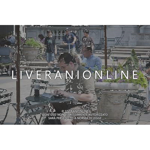 An Apple iPad user with his tablet computer in Bryant Park in New York on Thursday, June 9, 2011. (å© Richard B. Levine) /PHOTOSHOT/AG ALDO LIVERANI SAS - ITALY ONLY - *** Local Caption *** .