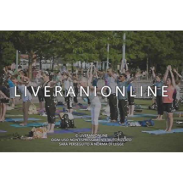 Yoga practitioners participate in a free afternoon yoga class given in in Hudson River Park in New york during the season\'s first heat wave on Wednesday, June 8, 2011. Temperatures in the city reached 93 degrees and Thursday is expected to break the record of 97. (å© Richard B. Levine) /PHOTOSHOT/AG ALDO LIVERANI SAS - ITALY ONLY - *** Local Caption *** .