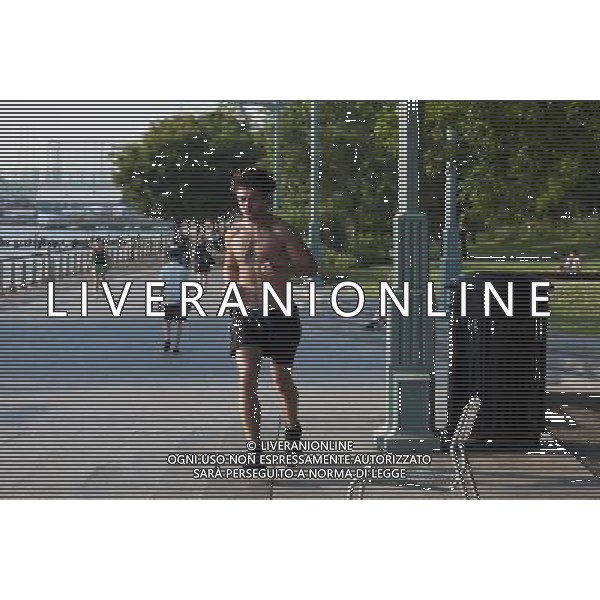 Runners exercise in in Hudson River Park in New York during the season\'s first heat wave on Wednesday, June 8, 2011. Temperatures in the city reached 93 degrees and Thursday is expected to break the record of 97. (å© Richard B. Levine) /PHOTOSHOT/AG ALDO LIVERANI SAS - ITALY ONLY - *** Local Caption *** .