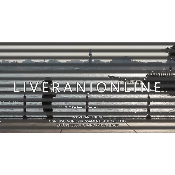 Runners exercise in in Hudson River Park in New York during the season\'s first heat wave on Wednesday, June 8, 2011. Temperatures in the city reached 93 degrees and Thursday is expected to break the record of 97. (å© Richard B. Levine) /PHOTOSHOT/AG ALDO LIVERANI SAS - ITALY ONLY - *** Local Caption *** .