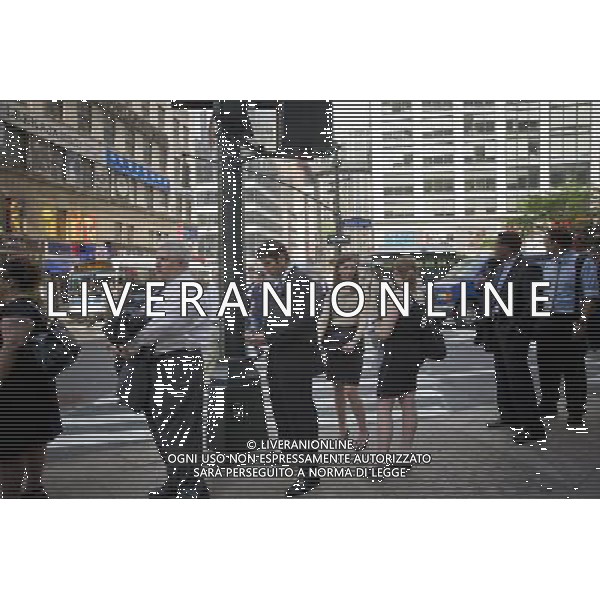 Job seekers line up for a job fair on the third day of a heat wave in midtown in New York on Thursday, June 9, 2011. The US Labor Department reports that weekly unemployment benefit applications have risen to 427,000 last week, seasonally adjusted. ( å© Frances M. Roberts) /PHOTOSHOT/AG ALDO LIVERANI SAS - ITALY ONLY - *** Local Caption *** .