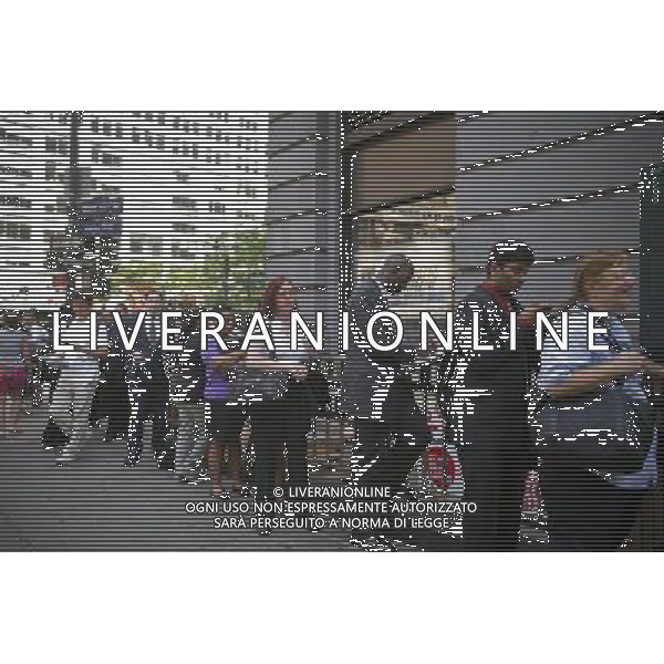 Job seekers line up for a job fair on the third day of a heat wave in midtown in New York on Thursday, June 9, 2011. The US Labor Department reports that weekly unemployment benefit applications have risen to 427,000 last week, seasonally adjusted. ( å© Frances M. Roberts) /PHOTOSHOT/AG ALDO LIVERANI SAS - ITALY ONLY - *** Local Caption *** .