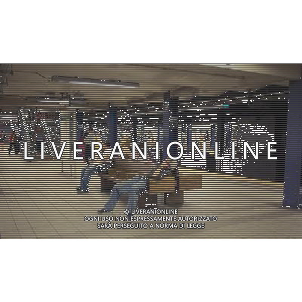 Travelers sweat and sleep on the hot Times Square subway platform in New York on Thursday, June 9, 2011. Today was the third day of over 90 degree weather in the city officially making it a heat wave. Temperatures are expected to mitigate overnight but scientists are predicting more of the same due to a global climate change. (Œ© Richard B. Levine) /PHOTOSHOT/AG ALDO LIVERANI SAS - ITALY ONLY - *** Local Caption *** .
