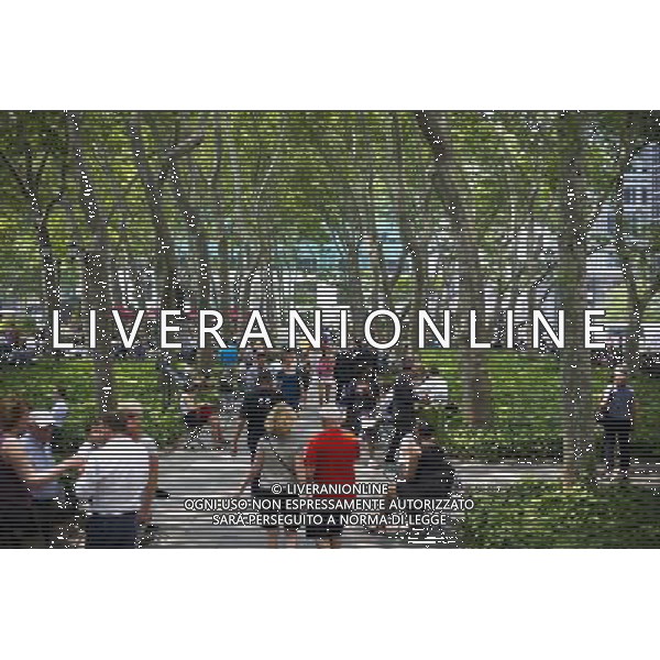 Park goers stroll in Bryant Park in New York on Thursday, June 9, 2011. Today was the third day of over 90 degree weather in the city officially making it a heat wave. Temperatures are expected to mitigate overnight but scientists are predicting more of the same due to a global climate change. (å© Frances M. Roberts) /PHOTOSHOT/AG ALDO LIVERANI SAS - ITALY ONLY - *** Local Caption *** .