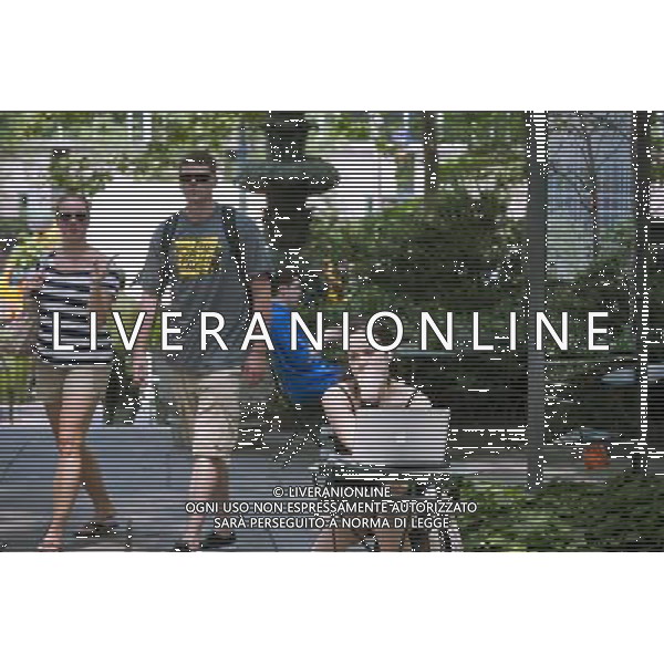 Computer users take advantage of existing free wireless internet access in Bryant Park in New York on Thursday, June 9, 2011. New York announced that in a public-private partnership with AT\'T the city will be providing free wi-fi at 20 parks across the city including multiple locations in Central Park, the Battery Bosque in Battery Park, Joyce Kilmer Park in the Bronx, Astoria Park in Queens and Clove Lake Park in Staten Island as well as several others. (å© Richard B. Levine) /PHOTOSHOT/AG ALDO LIVERANI SAS - ITALY ONLY - *** Local Caption *** .