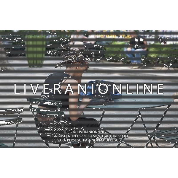 Computer users take advantage of existing free wireless internet access in Bryant Park in New York on Thursday, June 9, 2011. New York announced that in a public-private partnership with AT\'T the city will be providing free wi-fi at 20 parks across the city including multiple locations in Central Park, the Battery Bosque in Battery Park, Joyce Kilmer Park in the Bronx, Astoria Park in Queens and Clove Lake Park in Staten Island as well as several others. (å© Richard B. Levine) /PHOTOSHOT/AG ALDO LIVERANI SAS - ITALY ONLY - *** Local Caption *** .