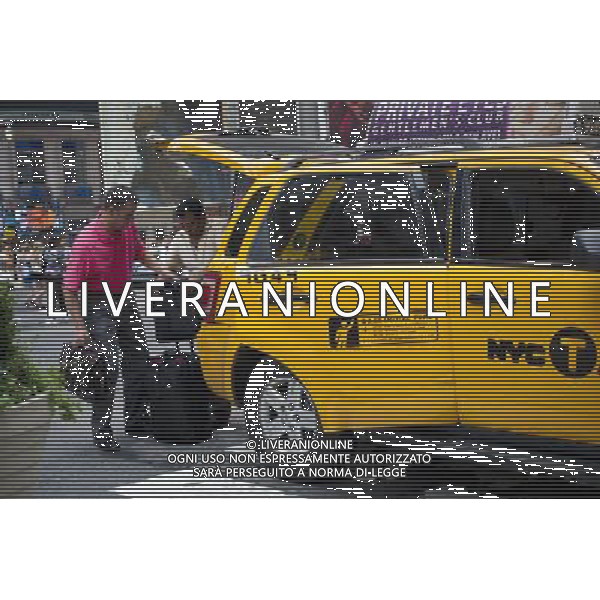 A traveler, left, assisted by the cab driver, right, loads his luggage into a taxi in Times Square in New York on Thursday, June 9, 2011 (Œ© Frances M. Roberts) /PHOTOSHOT/AG ALDO LIVERANI SAS - ITALY ONLY - *** Local Caption *** .