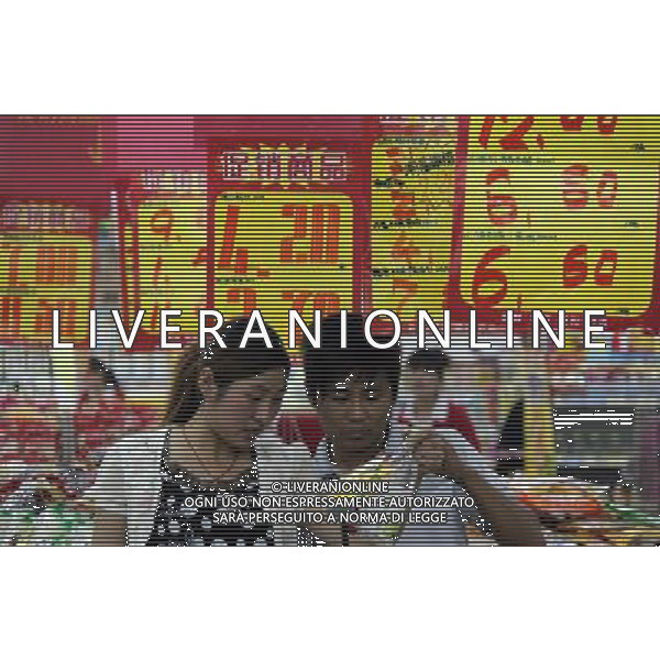 LINYI, June 14, 2011 Consumers select commodities in a supermarket in Linyi, east China\'s Shandong Province, June 14, 2011. China\'s consumer price index (CPI), the main gauge of inflation, rose 5.5 percent year on year in May, the National Bureau of Statistics said on Tuesday. (/Zhang Chunlei) (hdt) Supermercati cinesi , mercati all\'ingrosso , consumatori , prezzi . AG. ALDO LIVERANI SAS - ITALY ONLY *** Local Caption *** .
