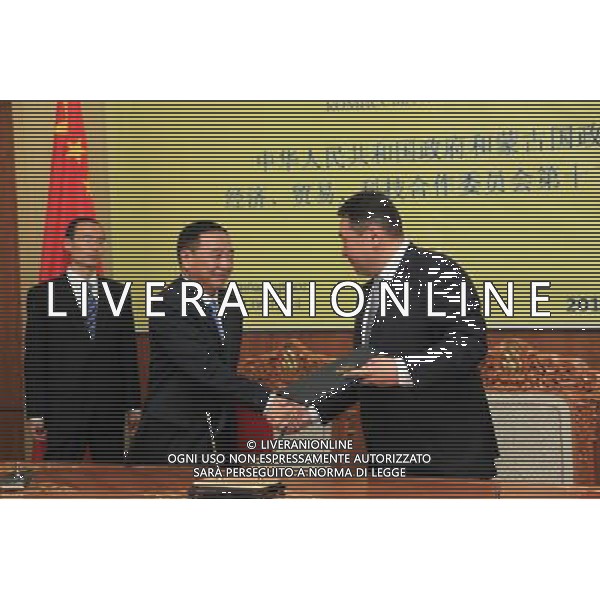 ULAN BATOR, June 14, 2011 Chinese Vice Minister of Commerce Chen Jian(L) exchanges the documents with Vice Prime Minister of Mongolia M. Enkhbold in Ulan Bator, Mongolia, June 13, 2011.The 12th session of inter government cooperation committee for economy, trade and technology between China and Mongolia opened here on Monday. A delegation led by Chinese Vice Minister of Commerce Chen Jian and Vice Prime Minister of Mongolia M. Enkhbold attended the meeting.The sides exchanged views thoroughly on further developing the two countries\' economy, trade and technology cooperations during the meeting, and signed an agreement on economic and technological cooperation between China and Mongolia.(/Huang Longjie) (yc) Il Vice Ministro cinese del Commercio Chen Jian con il Vice Primo Ministro della Mongolia M. Enkhbold a Ulan Bator in occasione della 12a sessione della commissione interministeriale di cooperazione del governo per l\'economia , il commercio e la tecnologia tra la Cina e la Mongolia .AG. ALDO LIVERANI SAS- ITALY ONLY *** Local Caption *** .