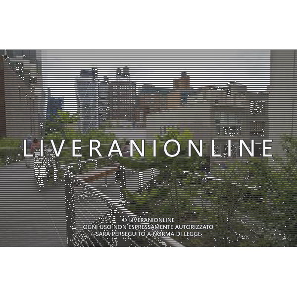 NEW YORK - Phase Two of The High Line opened on June 7, 2011. ©photoshot/Agenzia Aldo Liverani Sas - ITALY ONLY - Inaugurata la seconda sezione di High Line, il parco pubblico sopraelevato di New York City, il percorso pedonale a nove metri di altezza che duplica la sua lunghezza: 1,6 chilometri