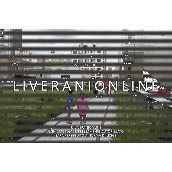 NEW YORK - Phase Two of The High Line opened on June 7, 2011. ©photoshot/Agenzia Aldo Liverani Sas - ITALY ONLY - Inaugurata la seconda sezione di High Line, il parco pubblico sopraelevato di New York City, il percorso pedonale a nove metri di altezza che duplica la sua lunghezza: 1,6 chilometri