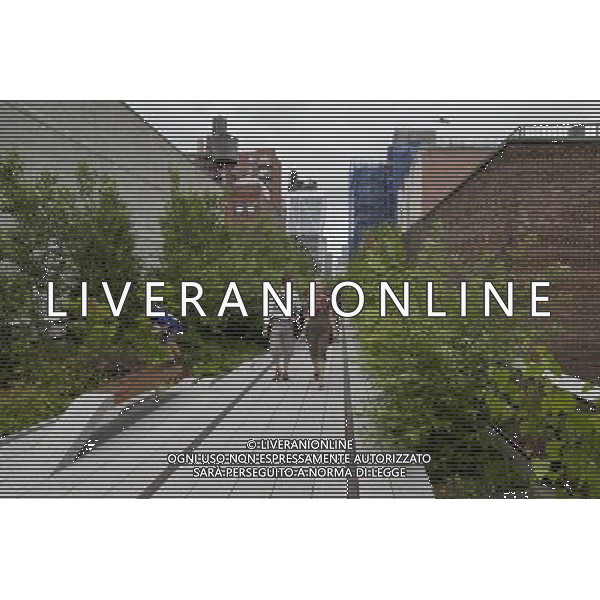 NEW YORK - Phase Two of The High Line opened on June 7, 2011. ©photoshot/Agenzia Aldo Liverani Sas - ITALY ONLY - Inaugurata la seconda sezione di High Line, il parco pubblico sopraelevato di New York City, il percorso pedonale a nove metri di altezza che duplica la sua lunghezza: 1,6 chilometri
