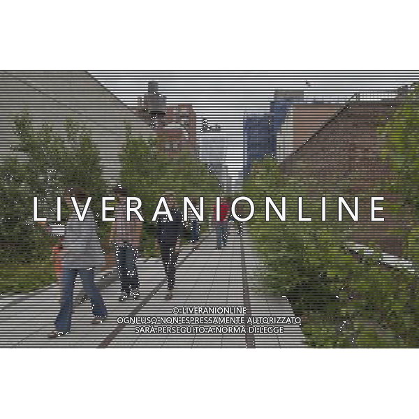 NEW YORK - Phase Two of The High Line opened on June 7, 2011. ©photoshot/Agenzia Aldo Liverani Sas - ITALY ONLY - Inaugurata la seconda sezione di High Line, il parco pubblico sopraelevato di New York City, il percorso pedonale a nove metri di altezza che duplica la sua lunghezza: 1,6 chilometri
