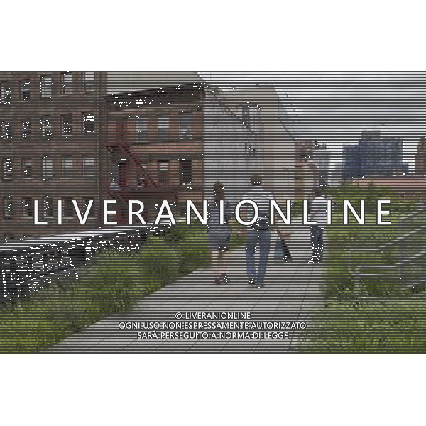 NEW YORK - Phase Two of The High Line opened on June 7, 2011. ©photoshot/Agenzia Aldo Liverani Sas - ITALY ONLY - Inaugurata la seconda sezione di High Line, il parco pubblico sopraelevato di New York City, il percorso pedonale a nove metri di altezza che duplica la sua lunghezza: 1,6 chilometri