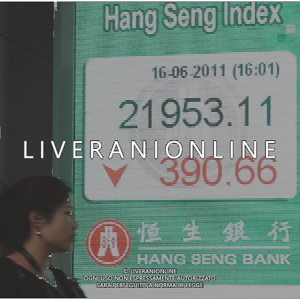 (110616) -- HONG KONG, June 16, 2011 () -- A pedestrian walks past an electrical board displaying Hang Seng Index in Hong Kong, south China, June 16, 2011. Hong Kong stocks lost 390.66 points, or 1.75 percent, to close at 21,953.11 points on Thursday. (/Wong Pun Keung) (lfj) Quadro elettrico visualizzatore dell\' indice Hang Seng di Hong Kong, Cina del sud . Borsa , Indice , AG. ALDO LIVERANI SAS - ITALY ONLY *** Local Caption *** .