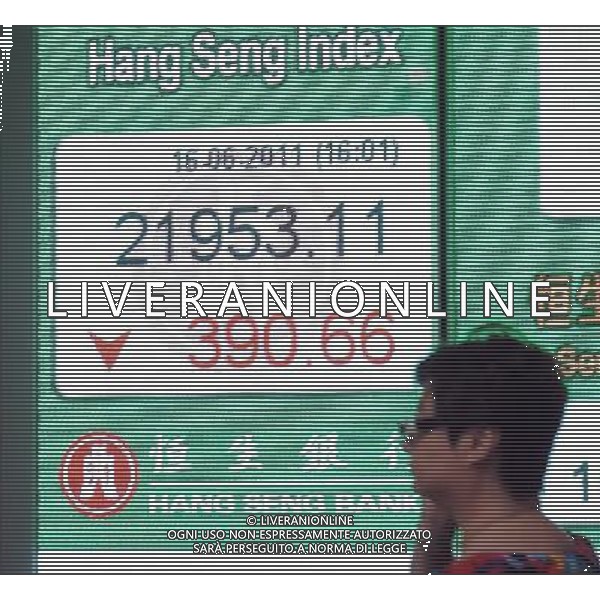 (110616) -- HONG KONG, June 16, 2011 () -- A pedestrian walks past an electrical board displaying Hang Seng Index in Hong Kong, south China, June 16, 2011. Hong Kong stocks lost 390.66 points, or 1.75 percent, to close at 21,953.11 points on Thursday. (/Wong Pun Keung) (lfj) Quadro elettrico visualizzatore dell\' indice Hang Seng di Hong Kong, Cina del sud . Borsa , Indice , AG. ALDO LIVERANI SAS - ITALY ONLY *** Local Caption *** .