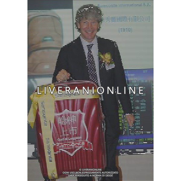 (110616) -- HONG KONG, June 16, 2011 () -- Tim Parker, chief executive of Samsonite, presents a luggage bag during the company\'s IPO ceremony in Hong Kong, south China, June 16, 2011. Shares of luggage maker Samsonite International S.A. opened 10.3 percent lower than its initial public offering price of 14.5 HK dollars (1.86 U.S. dollars) on its first trading day in Hong Kong Thursday. (/Lui Siu Wai) (lfj) Cerimonia della Samsonite in occasione della sua quotazione alla Borsa di Hong Kong, sud della Cina .AG. ALDO LIVERANI SAS - ITALY ONLY *** Local Caption *** .