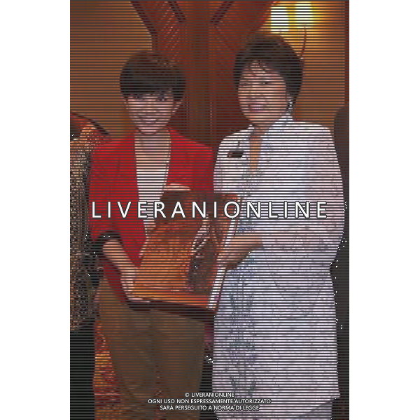 KUALA LUMPU, June 15, 2011 Malaysia\'s Tourism Minister Ng Yen Yen(R) presents a book to Malaysia\'s singer Fish Leong in Kuala Lumpu,Malaysia on June 14, 2011.Malaysia\'s Tourism Ministry announced on Tuesday Fish Leong as ambassador of Malaysia\'s tourism to promote the industry.(yt) Il Ministro del Turismo della Malesia Yen Yen Ng presenta il libro della cantante Malese Fish Leong .AG. ALDO LIVERANI SAS - ITALY ONLY *** Local Caption *** .