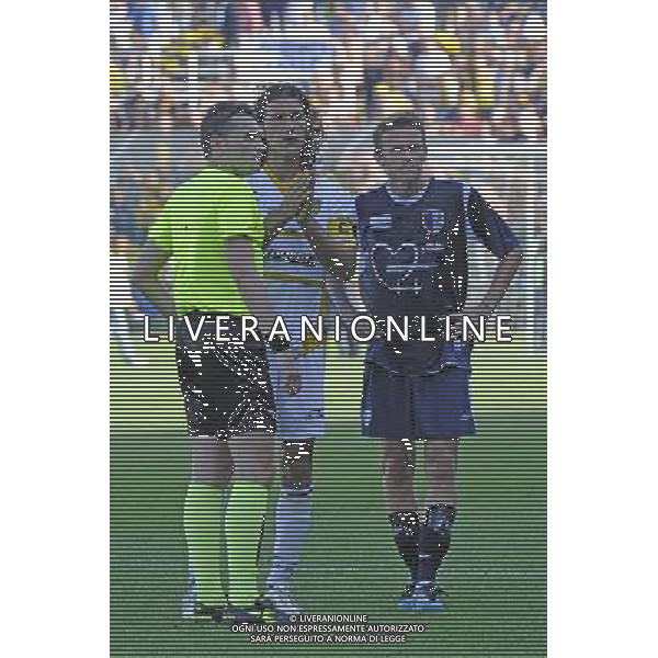 Roma - 19/06/2011 - Stadio Flaminio - Campionato Lega Pro Prima divisione - Finali playoff ritorno - Atletico Roma vs Juve Stabia - nella foto: L\'arbitro Irrati parla con i 2 capitani dopo gli incidenti sulla panchina della Juve Stabia å© Fabrizio Corradetti - Ag. Aldo Liverani sas